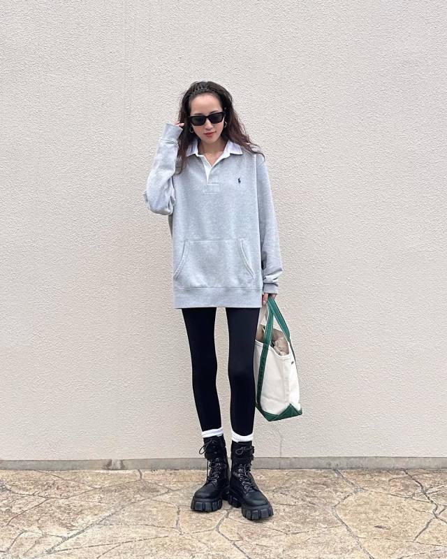 【おすすめコーデ2】「黒のスキニーパンツ・レギンス」で引き締める