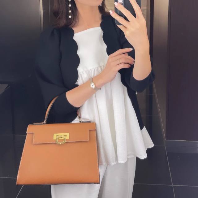 【50代・アフタヌーンティーの服装4】華やかなのにお腹が目立たない「ペプラムトップス」