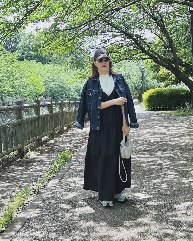 【50代のお花見コーデ2】スカートには「デニムジャケット」