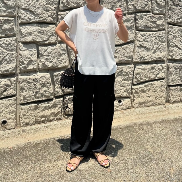 Tシャツみたいにラクなのにきちんと見える「ロゴ入りシアーニット」