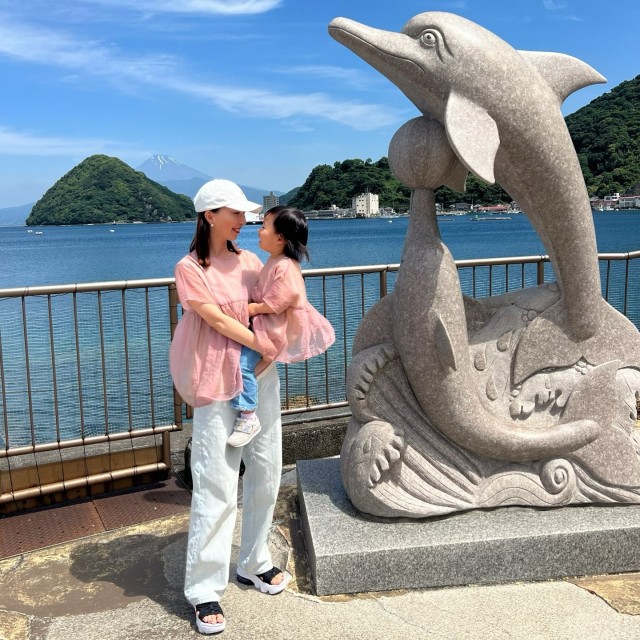 ふんわりブラウス×ライトブルーデニムで爽やかコーデに