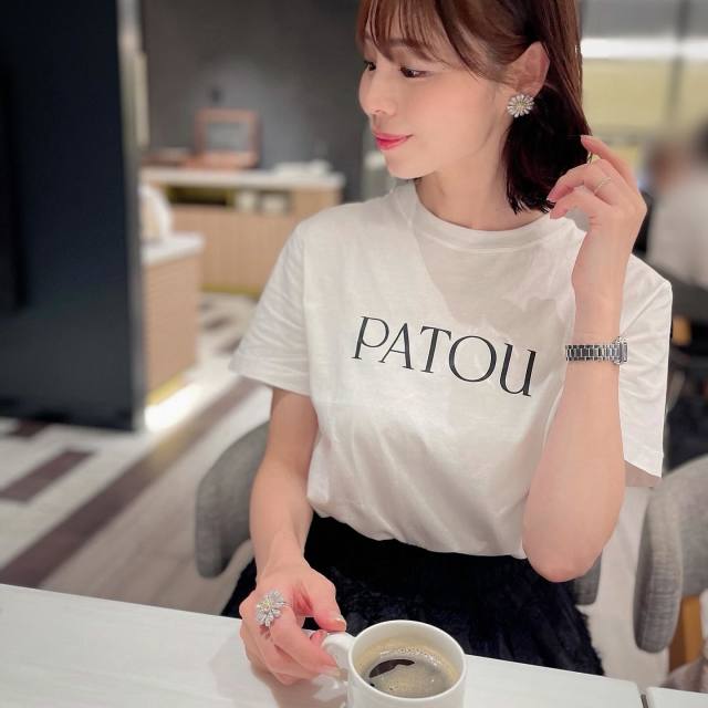 【ブランドロゴの白Tシャツ】ラグジュアリー感のあるアクセサリーで差を付ける！