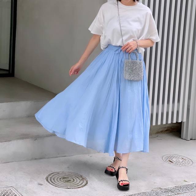 フェミニン派さんはカラーフレアスカートが使えます！