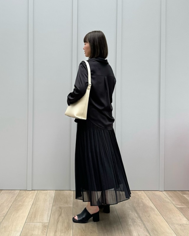 【ショルダーバッグのコーデ実例1】黒っぽい服×白ショルダーバッグ