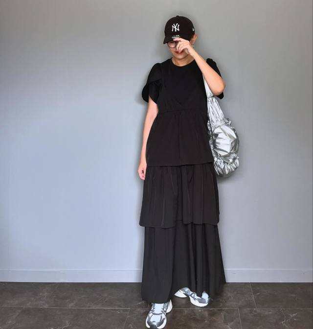 【50代の東京旅行の服装3】たくさん歩くなら「デザインワンピース×スニーカー」