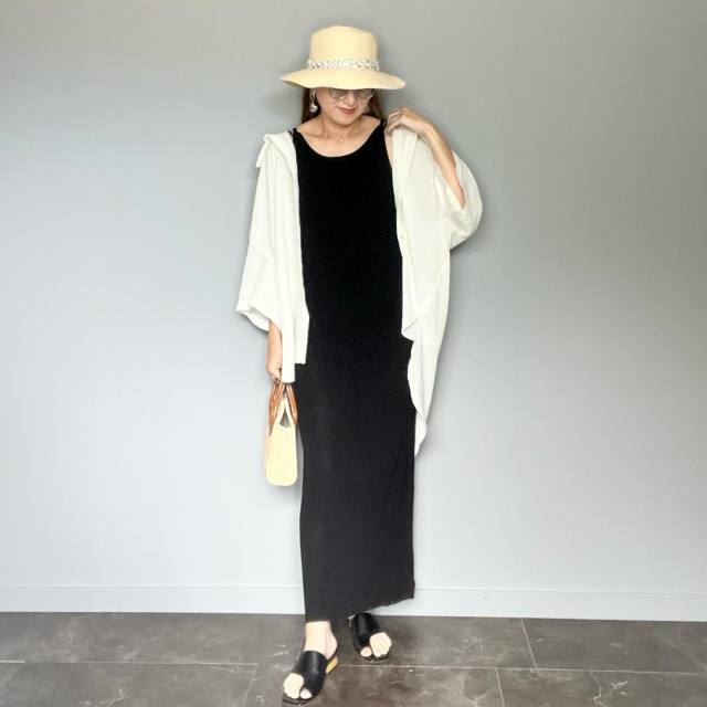 黒ワンピース×白シャツコーデ