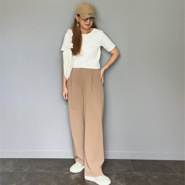 ベージュの帽子｜肌なじみがよくナチュラルに