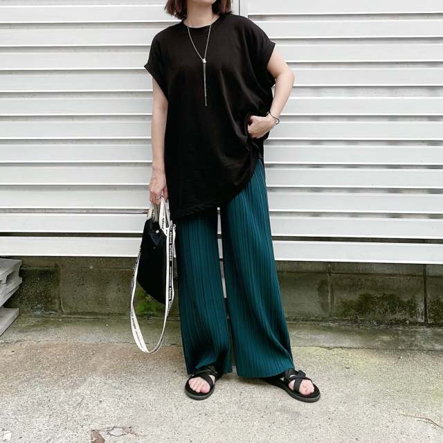 【40代のグリーンパンツコーデ】ゆるっとスタイルでリラクシーコーデに