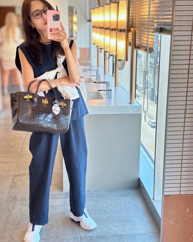 大人も着やすい「黒ノースリーブのセットアップ」