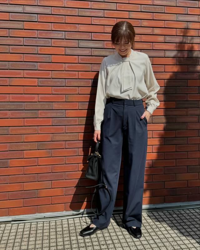 【40代50代のボウタイブラウスコーデ3】リボンを結ばなくてOK「スカーフ風ボウタイブラウス」