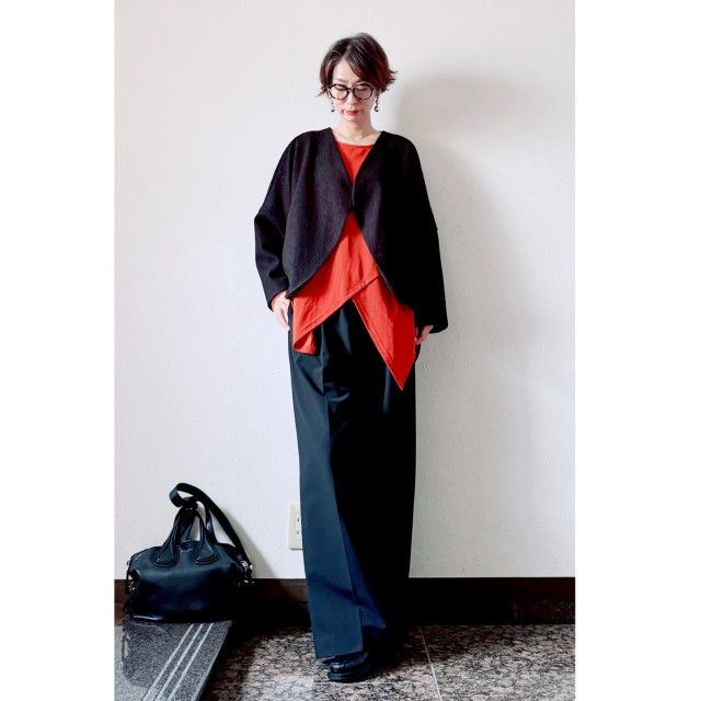 【50代の東京旅行の服装2】汚れが気にならない「ブラックコーデ×差色Tシャツ」