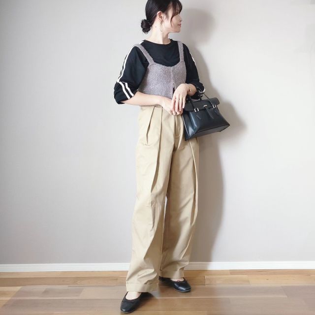 【フェザーニットのビスチェコーデ】ゆるっとしたパンツのアクセントに