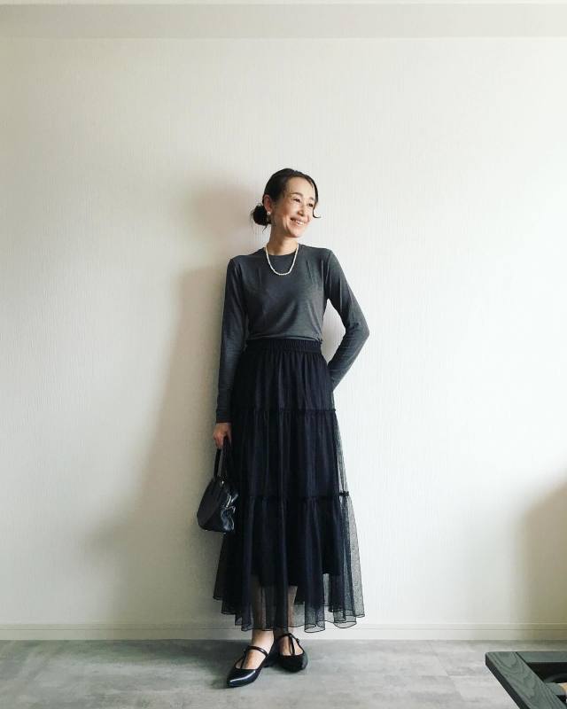 【50代の黒スカートコーデ4】黒チュールスカート×黒っぽいプルオーバー・ニット