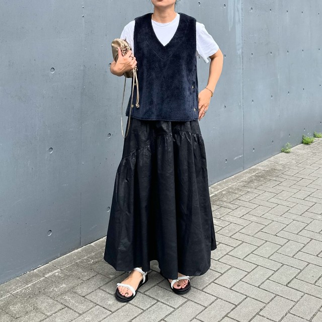 【ロングスカートに合う服3】スタイリッシュに決まる「ジレ・ベスト」