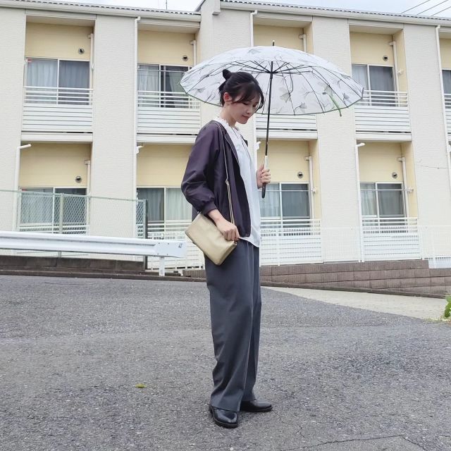 【3】ブルゾン×フェミニンなトップス