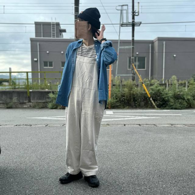 黒スニーカー×白サロペット×黒の小物｜こなれ感たっぷりに！