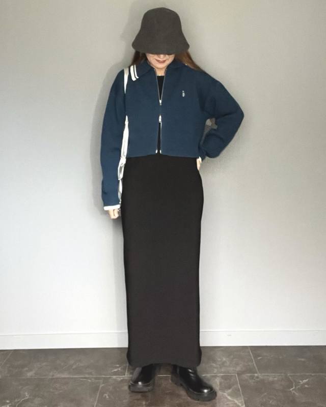 【4】カーディガン・前開きのニット×キャミワンピースのコーデ