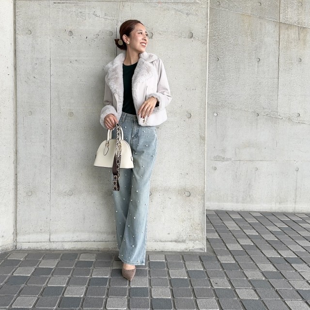【パール付きデニムパンツ】アンサンブルニット・ファージャケットと合わせて大人っぽく