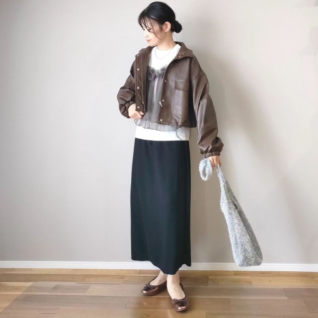 タイトスカート×旬トップスのカジュアルコーデ