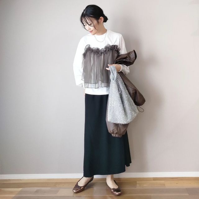 タイトスカート×旬トップスのカジュアルコーデ
