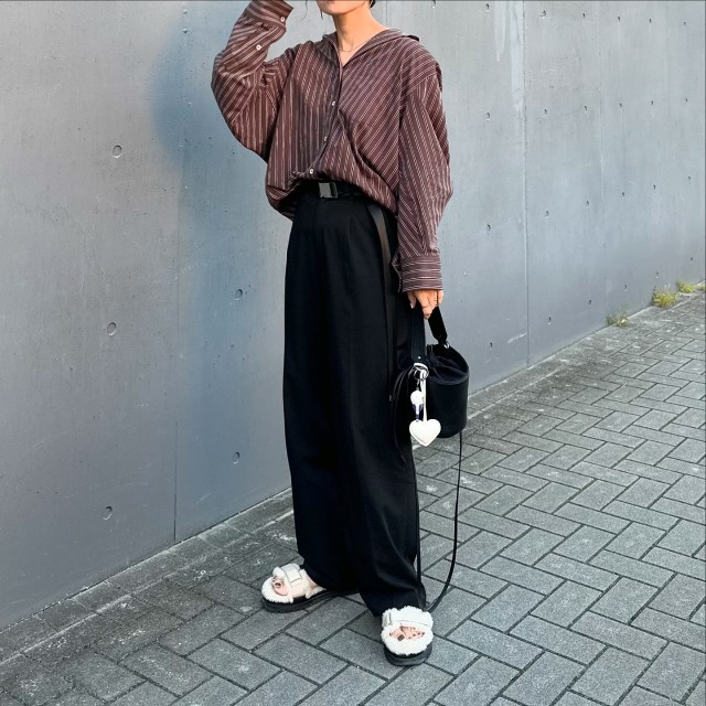 【少ない服でおしゃれを叶えるワードローブの揃え方5】小物で変化をつける