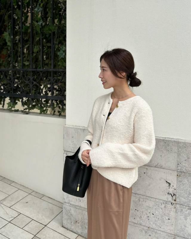 【30代女性・マッチングアプリで初めて会う日の服装2】顔映りがいい＆好印象な「白トップス」