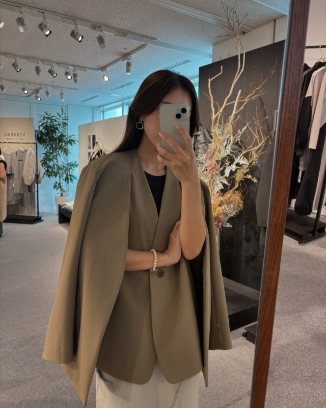 【何にでも合うジャケット4】ベージュのノーカラージャケット