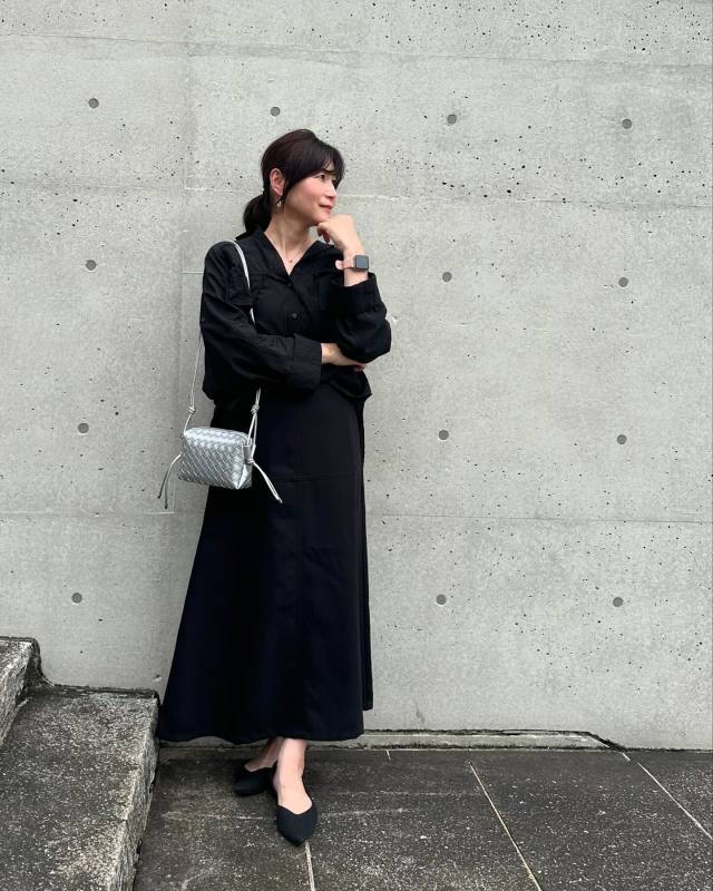 シャツとスカートの色を統一してワンピース風に
