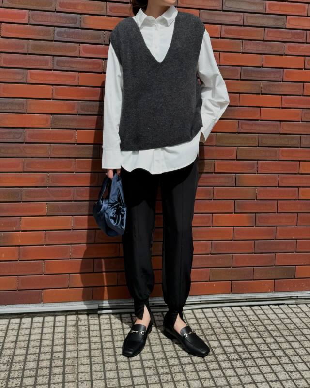 今どきに決まる「裾出しシャツ×ニットべスト」