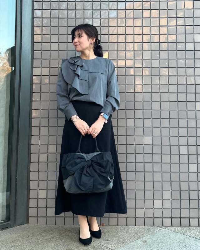 【50代の黒スカートコーデ2】黒フレアスカート×エレガントなブラウス