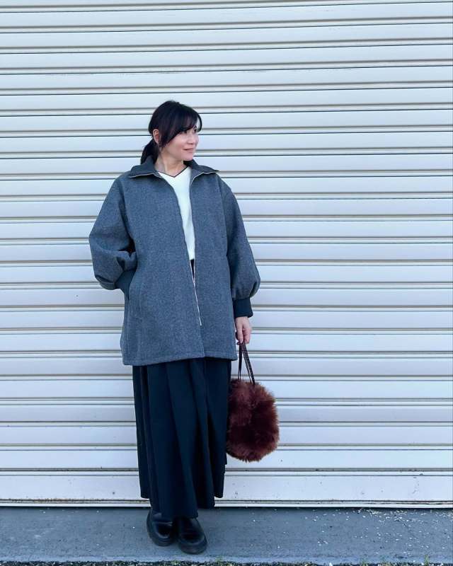 シンプルコーデには12月らしい小物を添えて奥行きアップ