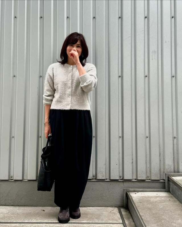 【50代におすすめの服3】ラメ入りの地味色ニット・カーディガン