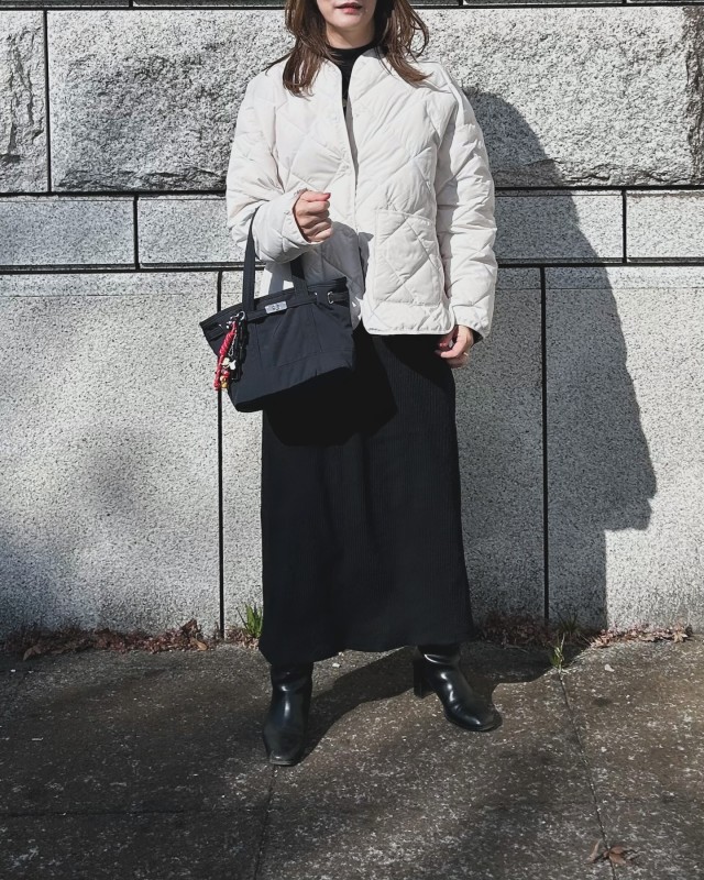 【50代におすすめの着こなし方1】白トップス×黒ボトムのモノトーンコーデ