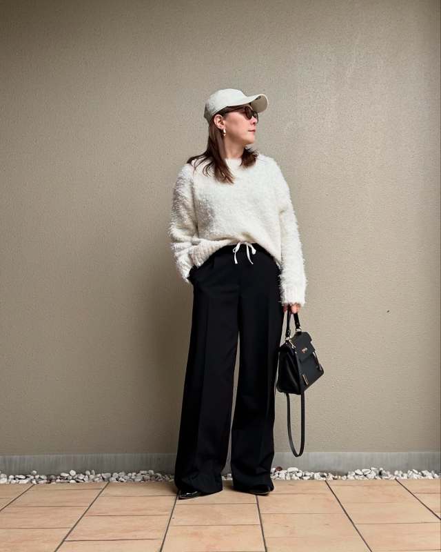 【50代におすすめの着こなし方1】白トップス×黒ボトムのモノトーンコーデ