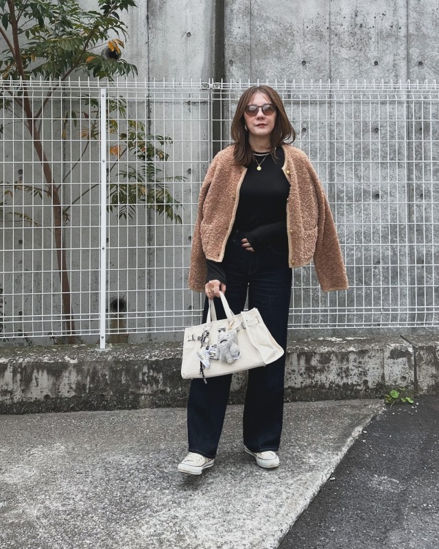 【50代におすすめの服3】ラメ入りの地味色ニット・カーディガン