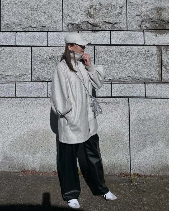 【50代の街歩きウォーキングコーデ3】ジップアップのパーカー・アウター×ワイドパンツ