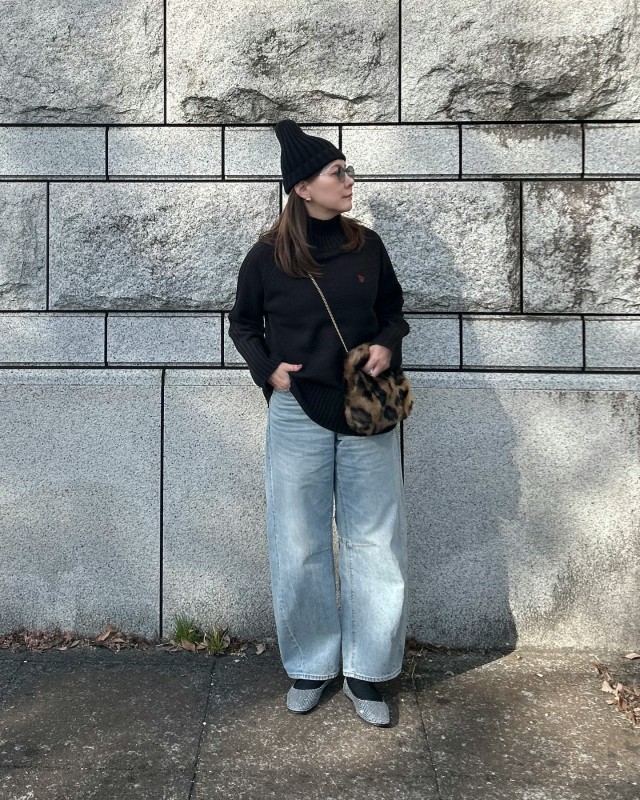 【40代50代の2025デニムパンツ3】体のラインを拾わない「ベーシックなワイドデニムパンツ」