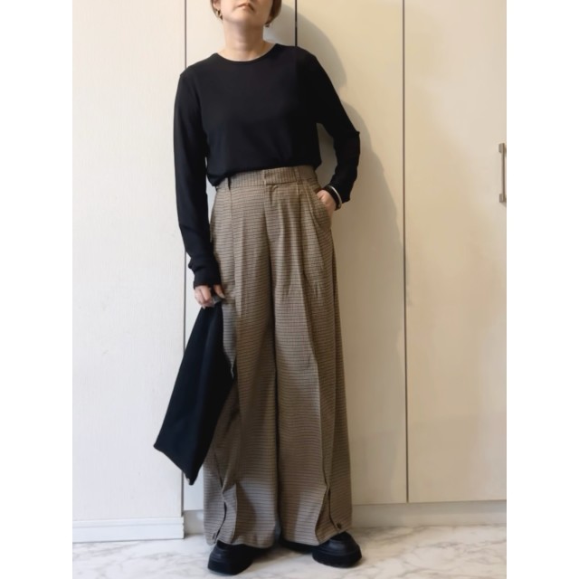 【40代・秋のUSJの服装】11月以降は「ぴったりめのプルオーバー・ニット」
