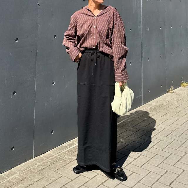 【ロングスカートに合う服5】ヘルシーに仕上がる「ゆったりシャツ」