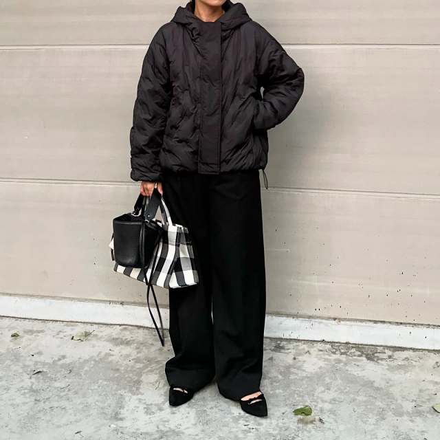 黒ズボンに合う服4｜黒トップス＋差し色バッグ