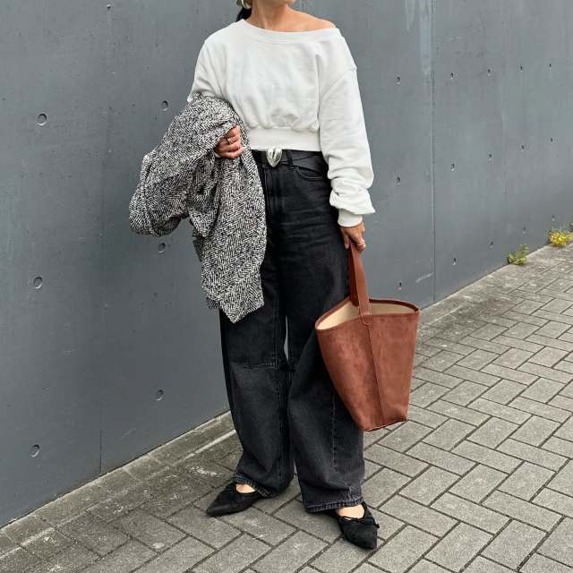 【40代・地味色の着こなし方4】程よく肌見せする