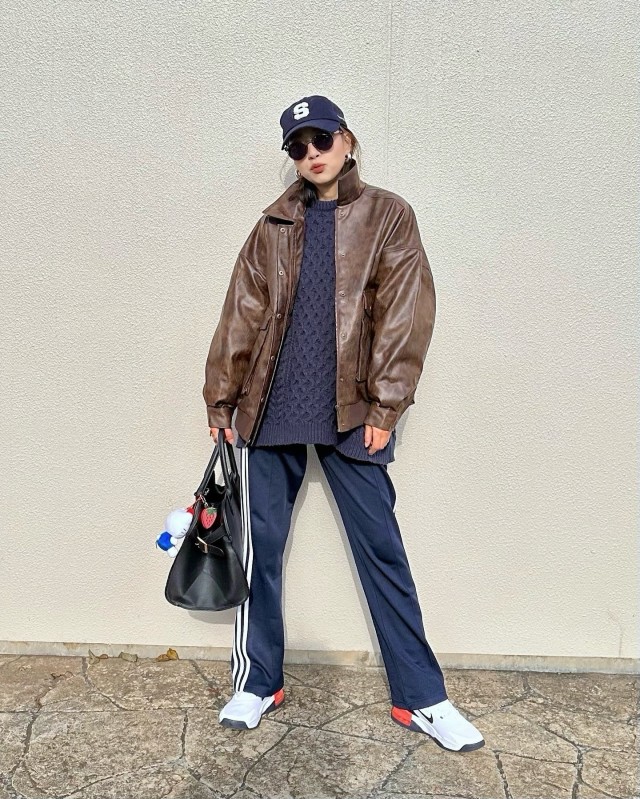 【春先のスニーカーコーデ1】レザーブルゾン×デニムパンツ