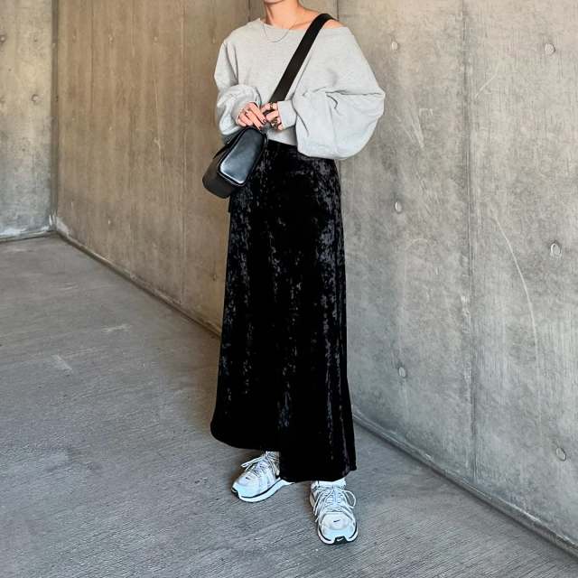 4｜上下で素材が違う服×スニーカーの洗練コーデ