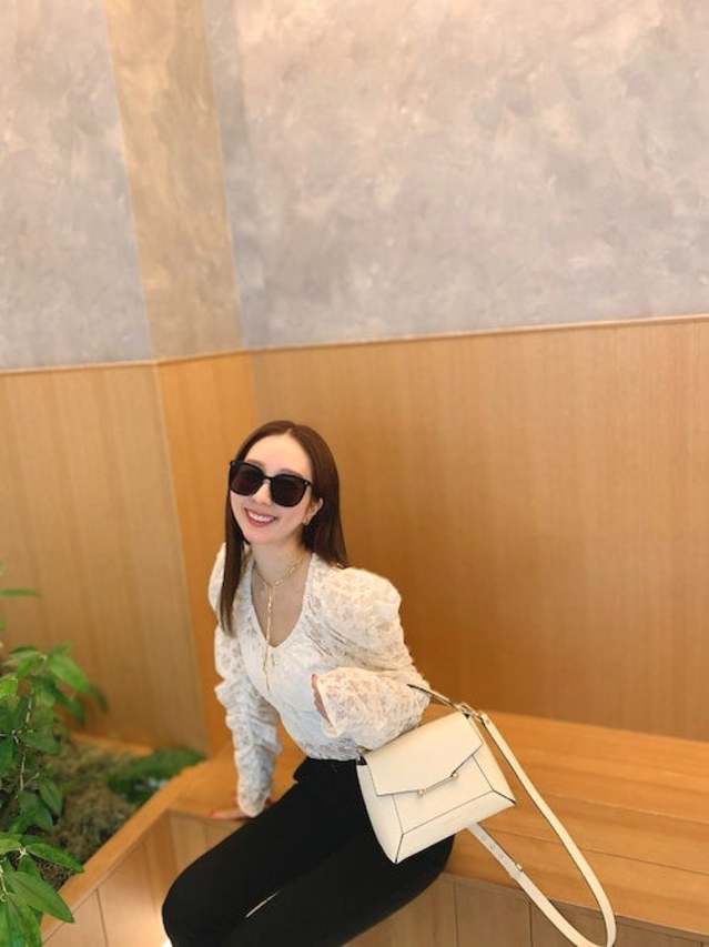 黒スキニーパンツで海外女子風コーデに！