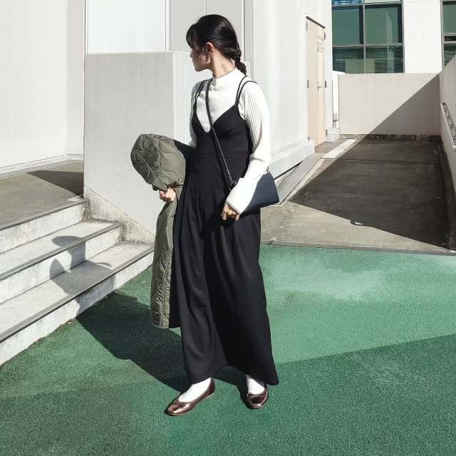 カジュアルで可愛いジャンパースカート・キャミワンピースのコーデ