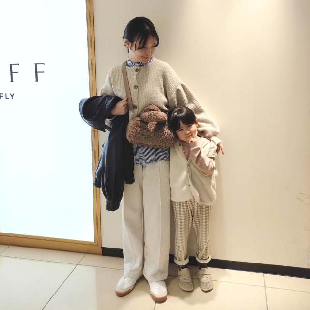 ボリューム袖のニット・カーディガン×ストライプ柄シャツのインナー見せコーデ