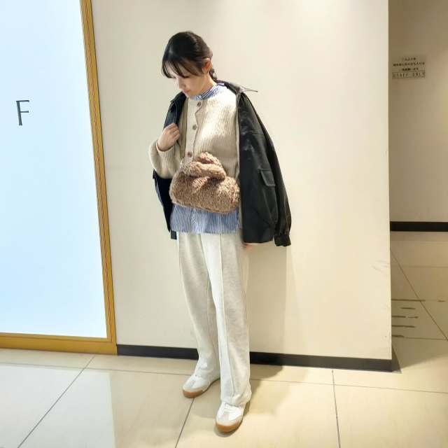 2｜レザーブルゾン×スウェットパンツのコーデ