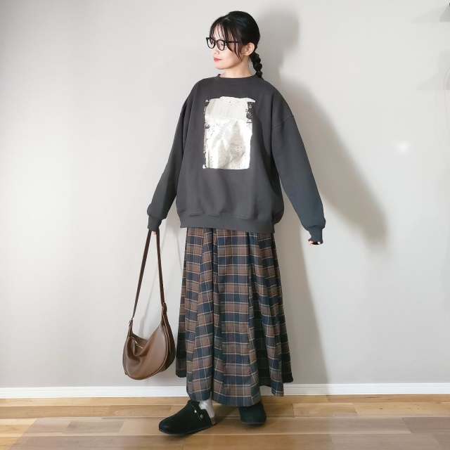 「スウェット・パーカー」を合わせてカジュアルに