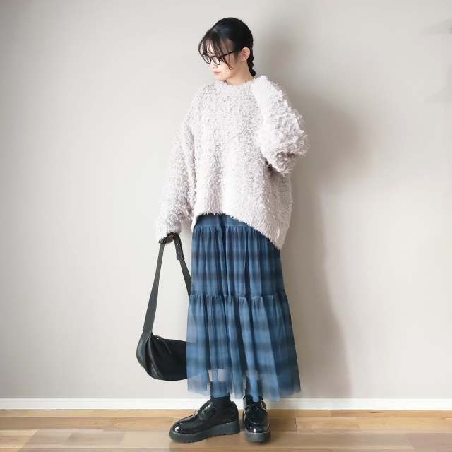 ふわりとしたチェック柄スカートには「ゆるっとしたニット」