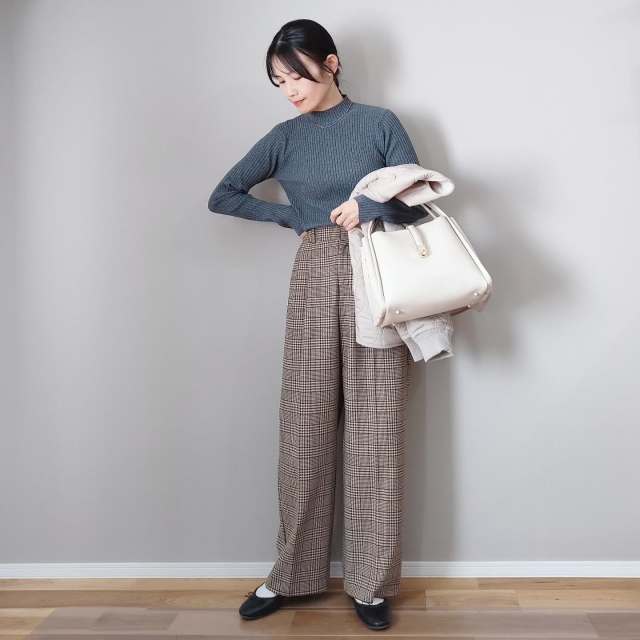 【ハイネックニットに合うボトム3】チェック柄のスカート・パンツ